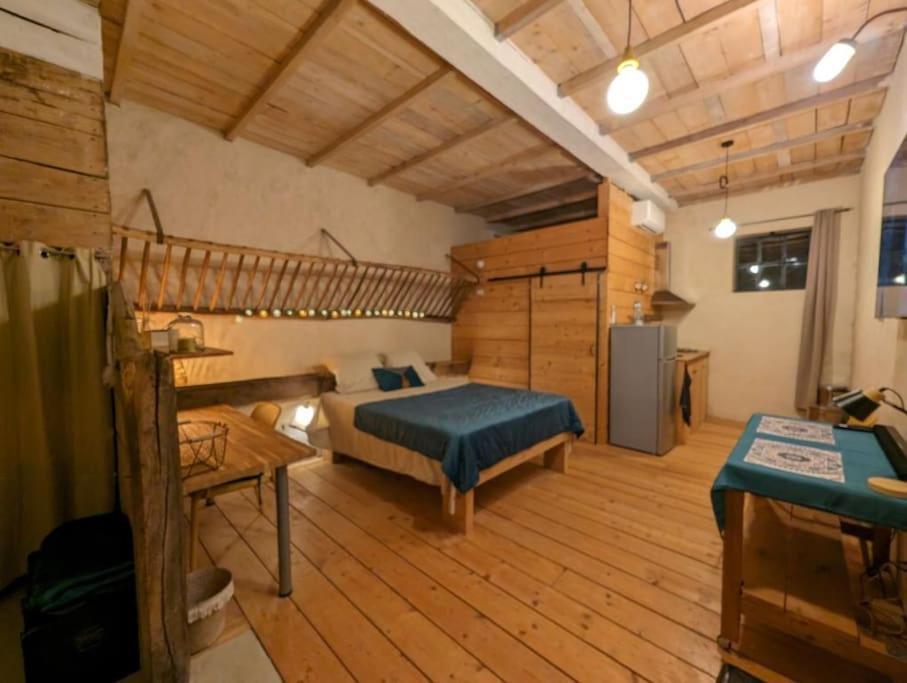 Logement - Studio Independant A Pérouges Extérieur photo