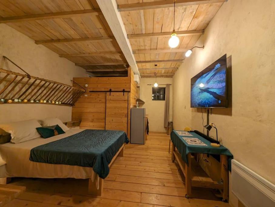 Logement - Studio Independant A Pérouges Extérieur photo