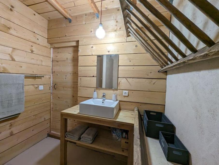 Logement - Studio Independant A Pérouges Extérieur photo
